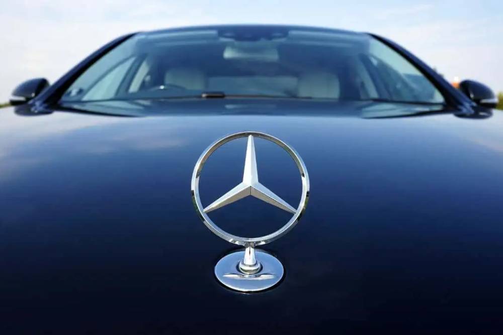 https://autogreeknews.gr/wp-content/uploads/2026/08/why-does-the-mercedes-benz-logo-have-three-points.jpg