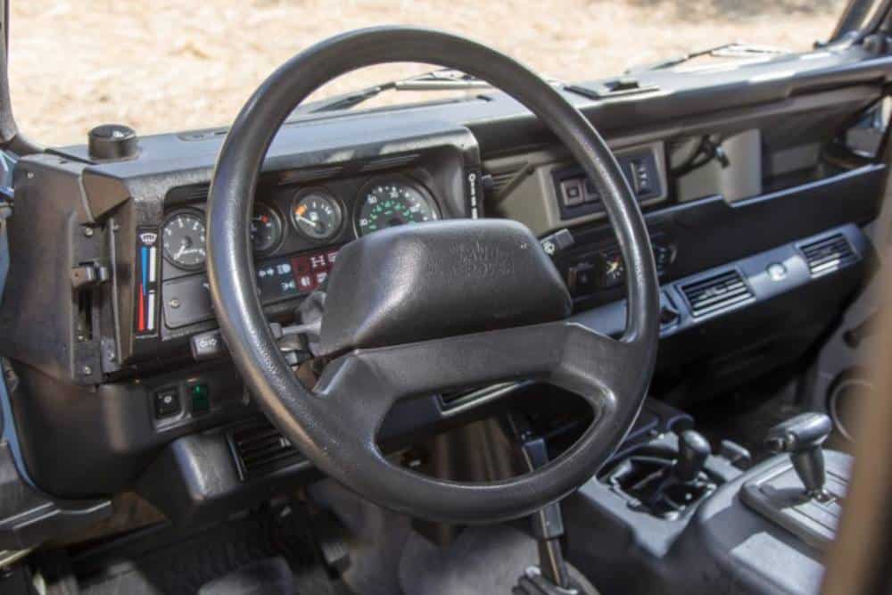 https://autogreeknews.gr/wp-content/uploads/2026/09/1997_land-rover_defender-90-nas_1997_land_rover_de-5.jpg