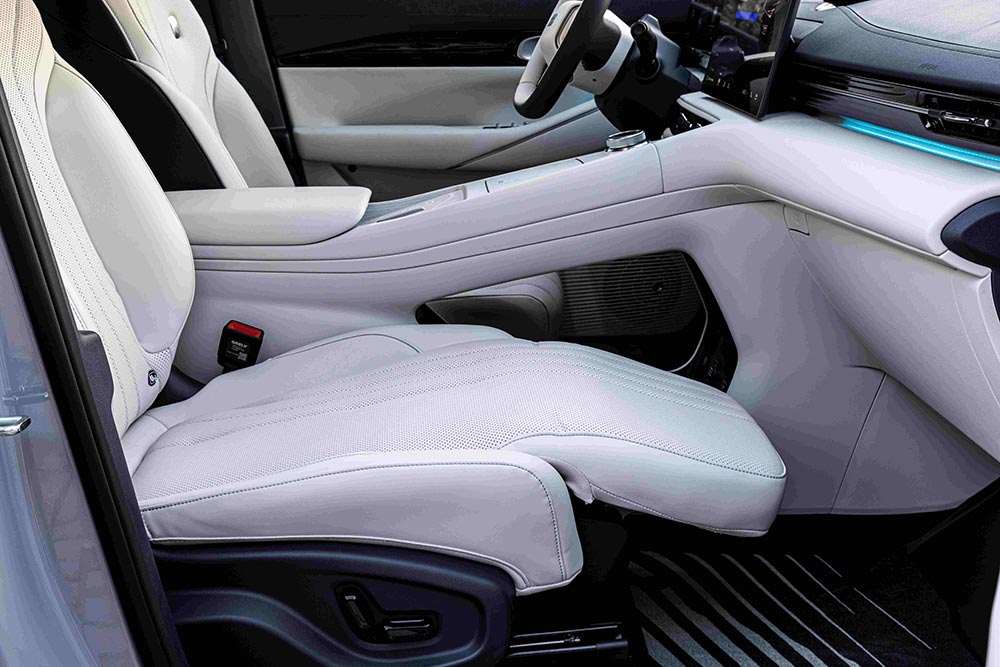 https://autogreeknews.gr/wp-content/uploads/2026/09/Geely-E5_5.jpg