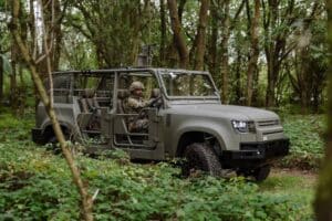 Το Land Rover Defender αναλαμβάνει υπηρεσία στο NATO