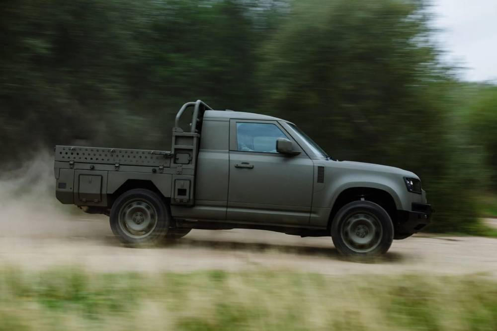 https://autogreeknews.gr/wp-content/uploads/2026/09/JLR-Defender-Military-New-3-2048x1335-1.jpg