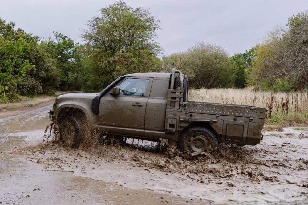 https://autogreeknews.gr/wp-content/uploads/2026/09/JLR-Defender-Military-New-4-2048x1267-1.jpg