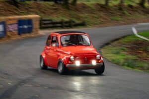 Fiat 500αράκι μισού αιώνα έγινε αγωνιστικό διαμάντι