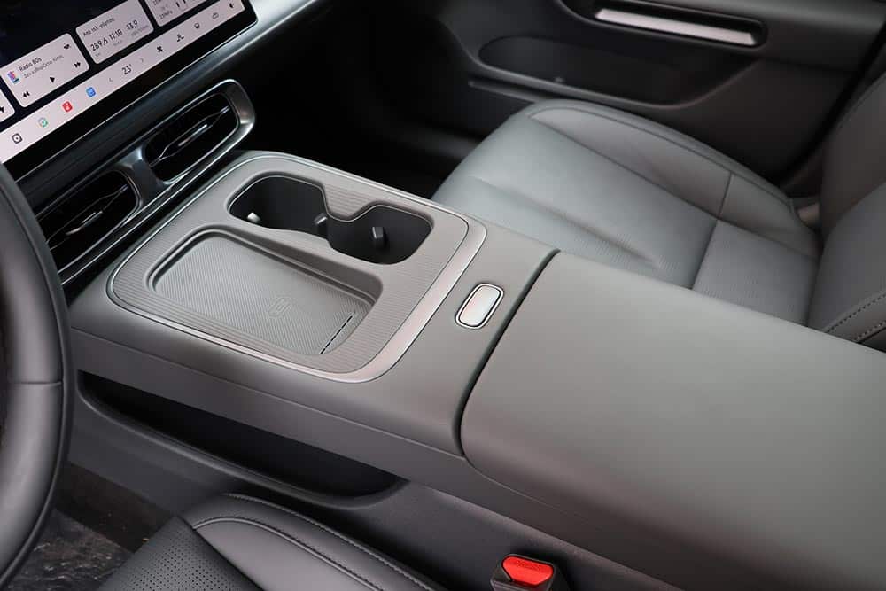 https://autogreeknews.gr/wp-content/uploads/2026/09/Leapmotor-B05-interior-12.jpg