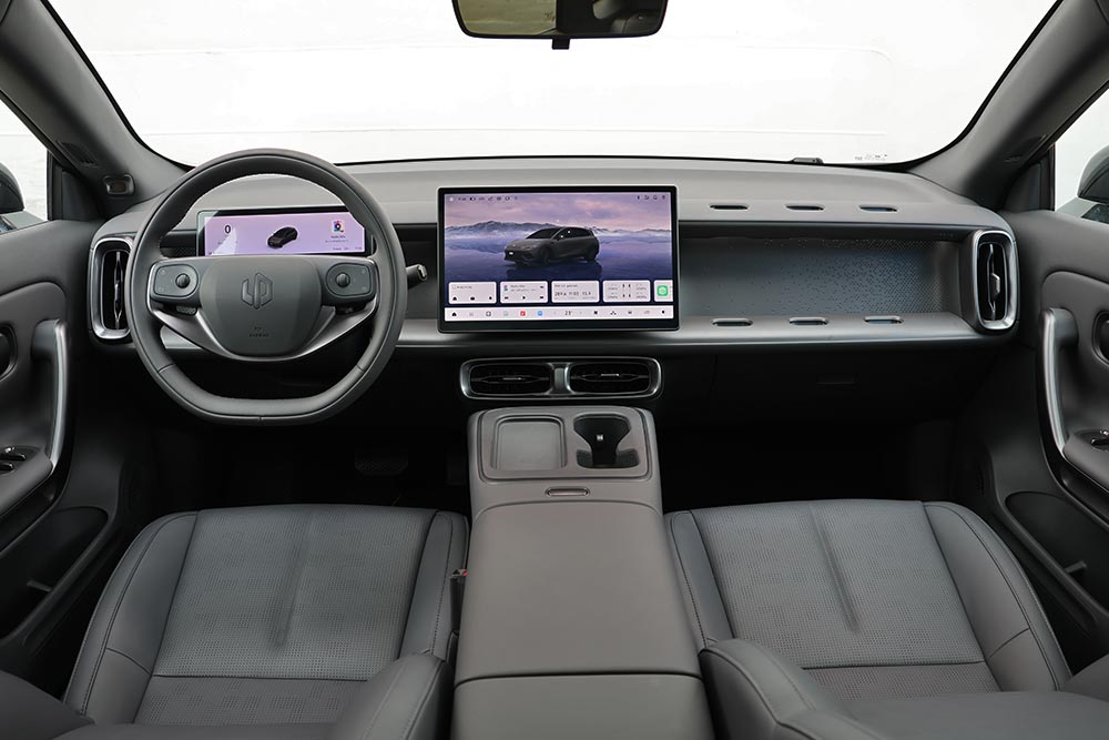 https://autogreeknews.gr/wp-content/uploads/2026/09/Leapmotor-B05-interior-2.jpg