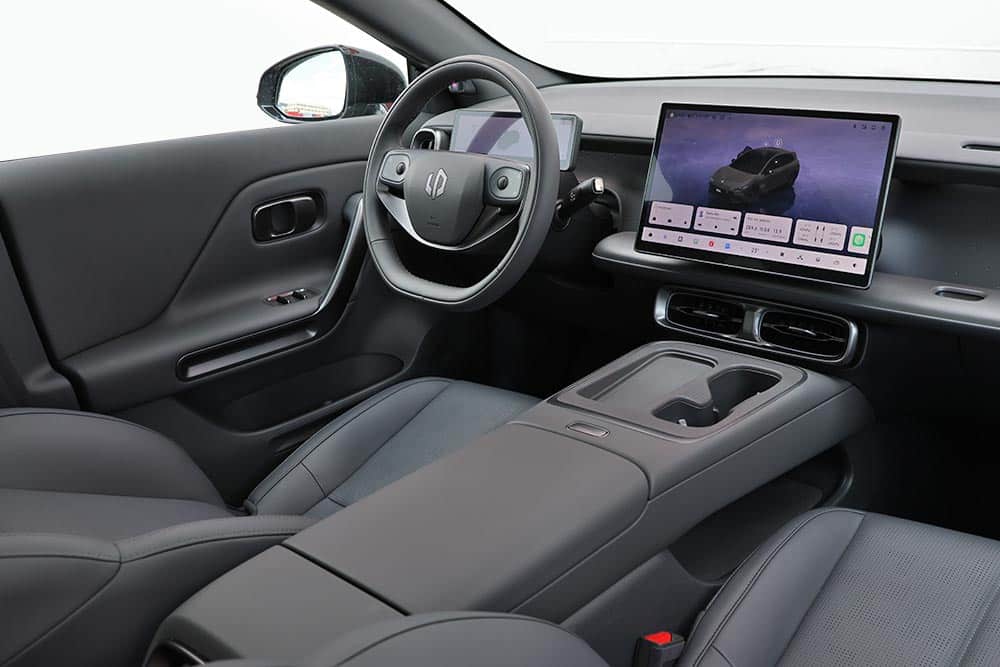 https://autogreeknews.gr/wp-content/uploads/2026/09/Leapmotor-B05-interior-4.jpg