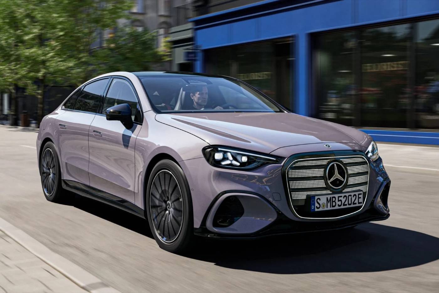 https://autogreeknews.gr/wp-content/uploads/2026/09/Mercedes-C300-electric-1.jpg