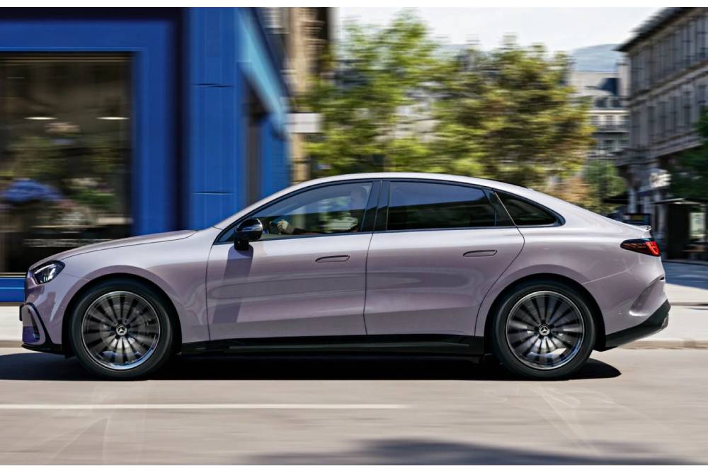https://autogreeknews.gr/wp-content/uploads/2026/09/Mercedes-C300-electric-12.jpg