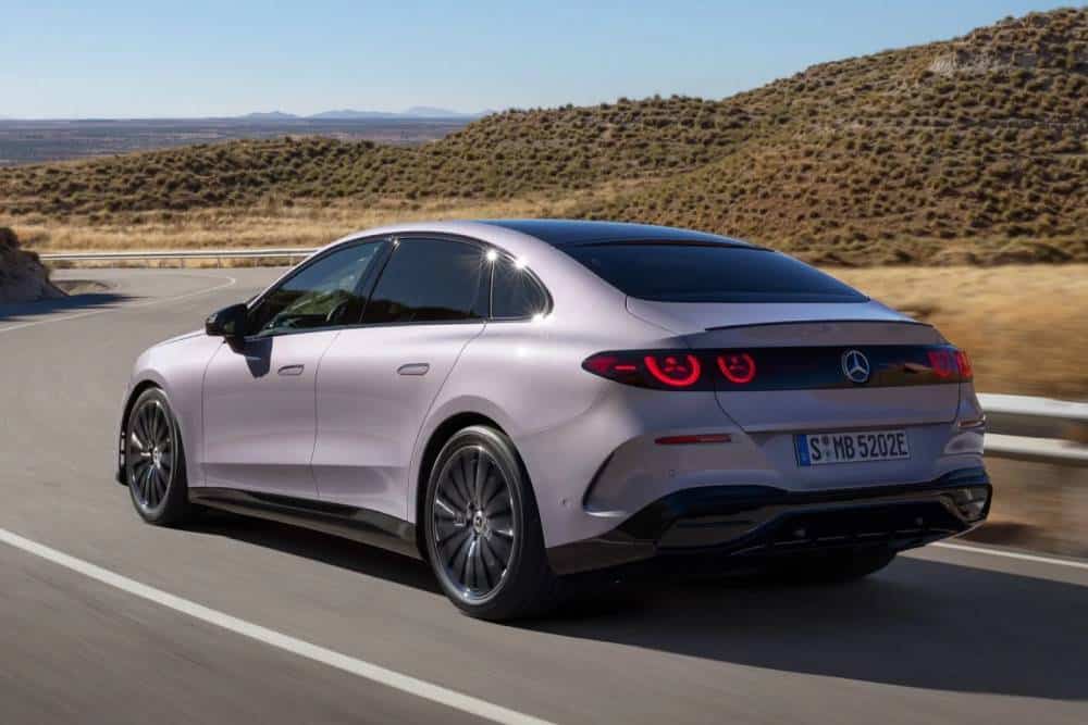 https://autogreeknews.gr/wp-content/uploads/2026/09/Mercedes-C300-electric-5.jpg