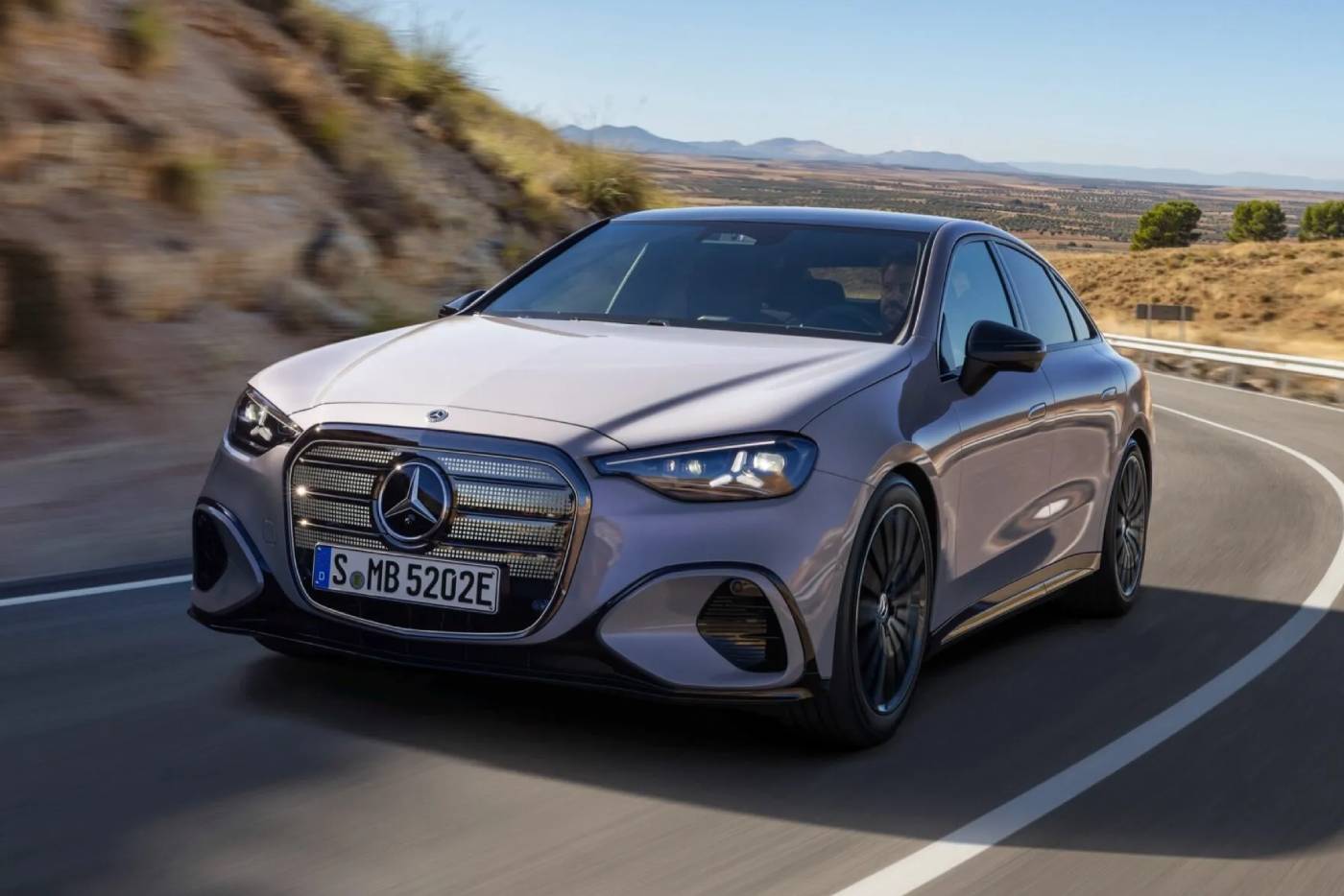 Νέα βασική ηλεκτρική Mercedes C300 με 422 άλογα