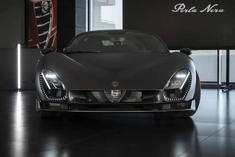 https://autogreeknews.gr/wp-content/uploads/2026/09/alfa-romeo-33-stradale-perla-nera-1.jpg