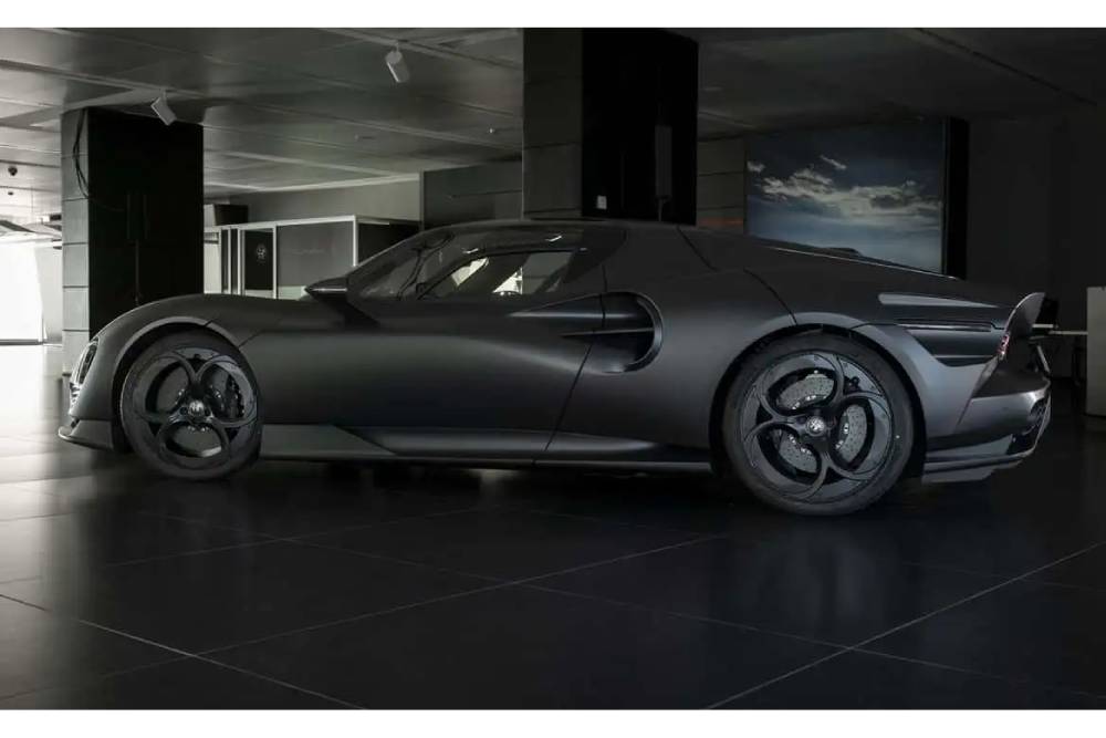 https://autogreeknews.gr/wp-content/uploads/2026/09/alfa-romeo-33-stradale-perla-nera-12.jpg