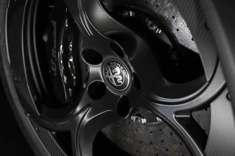 https://autogreeknews.gr/wp-content/uploads/2026/09/alfa-romeo-33-stradale-perla-nera-3.jpg