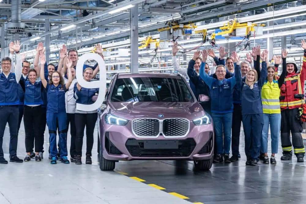 https://autogreeknews.gr/wp-content/uploads/2026/09/bmw-ix1-nine-millionth-car-built-at-regensburg-pla-2.jpg