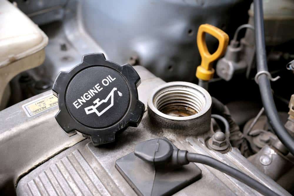 https://autogreeknews.gr/wp-content/uploads/2026/09/engine-oil-02.jpg