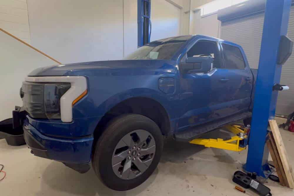 https://autogreeknews.gr/wp-content/uploads/2026/09/ford-f-150-lightning-battery-02.jpg