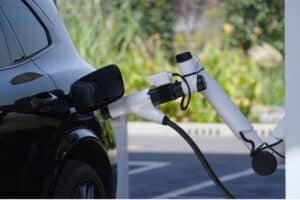 Η Geely βάζει AI στη φόρτιση και κατεβαίνει από το 5λεπτο