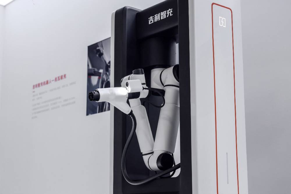 https://autogreeknews.gr/wp-content/uploads/2026/09/geely-ai-charging-4.jpg