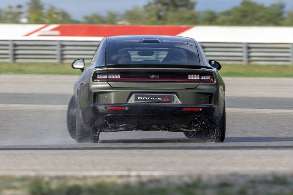 https://autogreeknews.gr/wp-content/uploads/2026/09/new-dodge-charger-1.jpg
