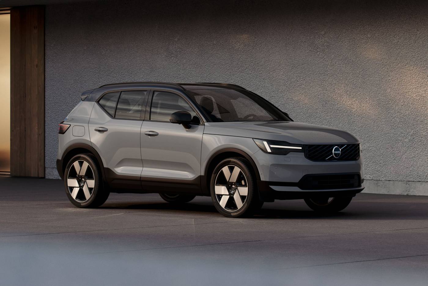 https://autogreeknews.gr/wp-content/uploads/2026/09/new-volvo-xc40-and-ec40-1.jpg