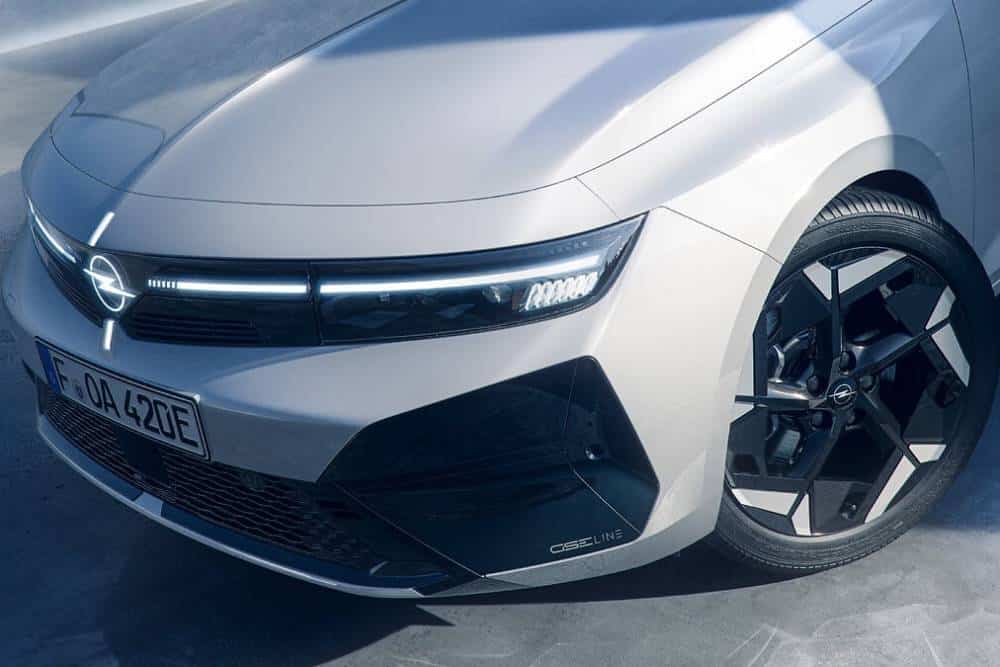 https://autogreeknews.gr/wp-content/uploads/2026/09/opel-astra-gse-line-3.jpg