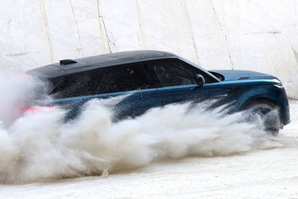 https://autogreeknews.gr/wp-content/uploads/2026/09/range-rover-sport-electric-12.jpg