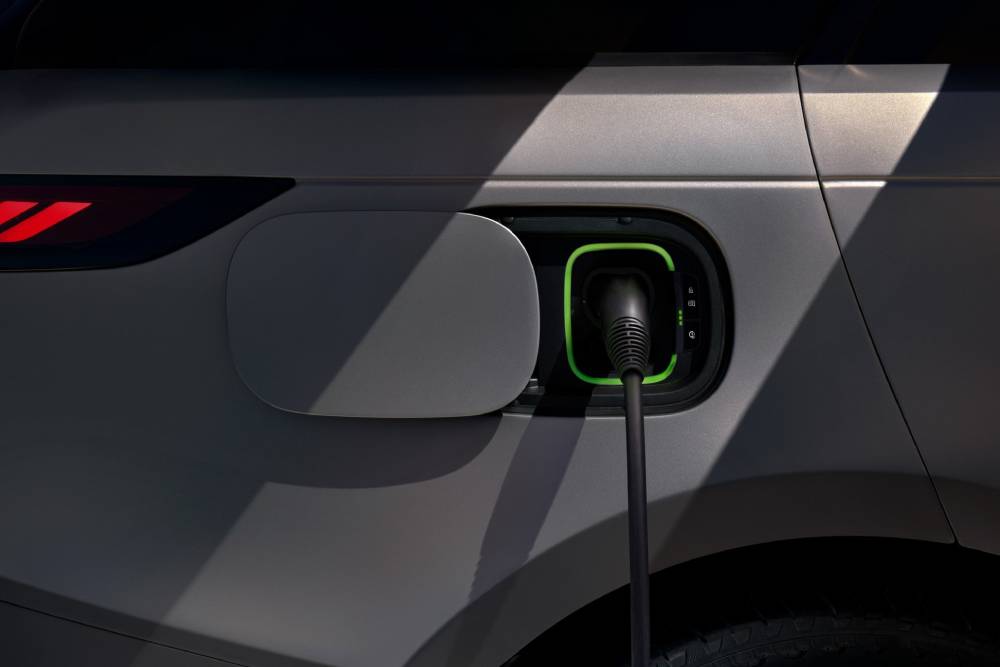 https://autogreeknews.gr/wp-content/uploads/2026/09/range-rover-sport-electric-2.jpg