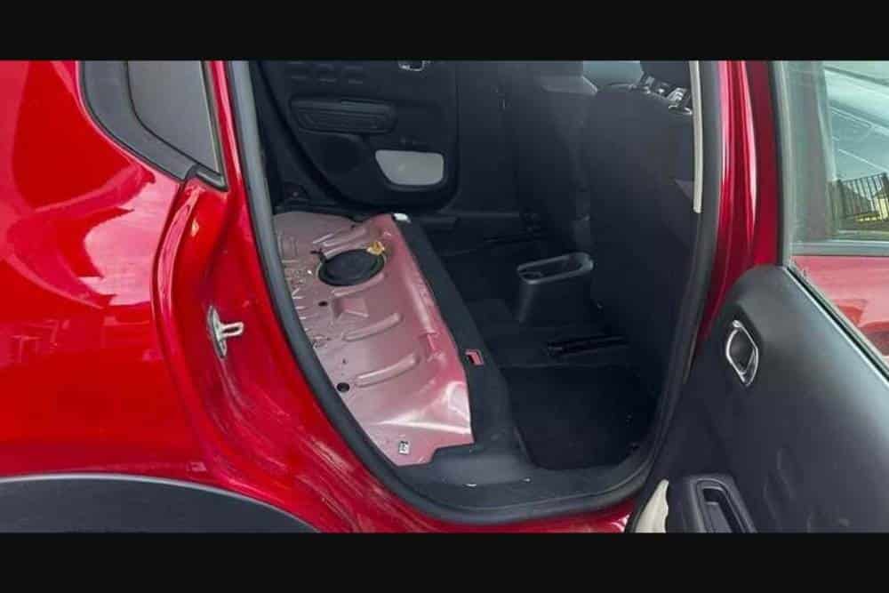 https://autogreeknews.gr/wp-content/uploads/2026/09/stolen-rear-seats-02.jpg