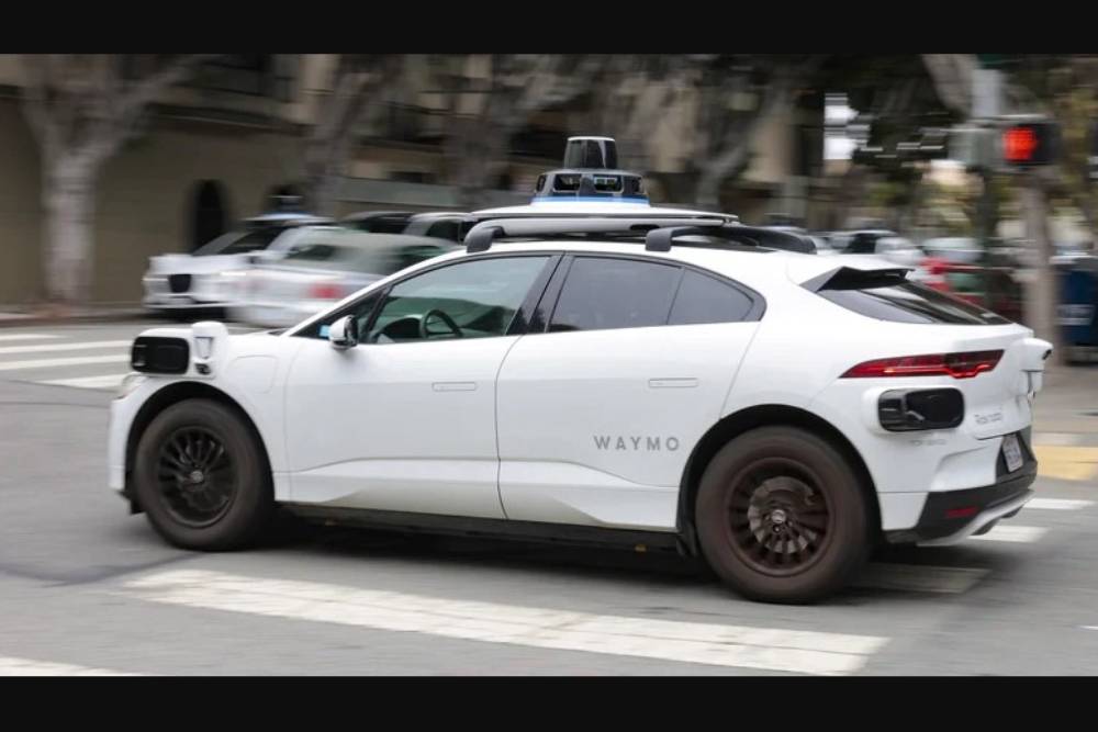 https://autogreeknews.gr/wp-content/uploads/2026/09/waymo-robotaxi-drive-03.jpg