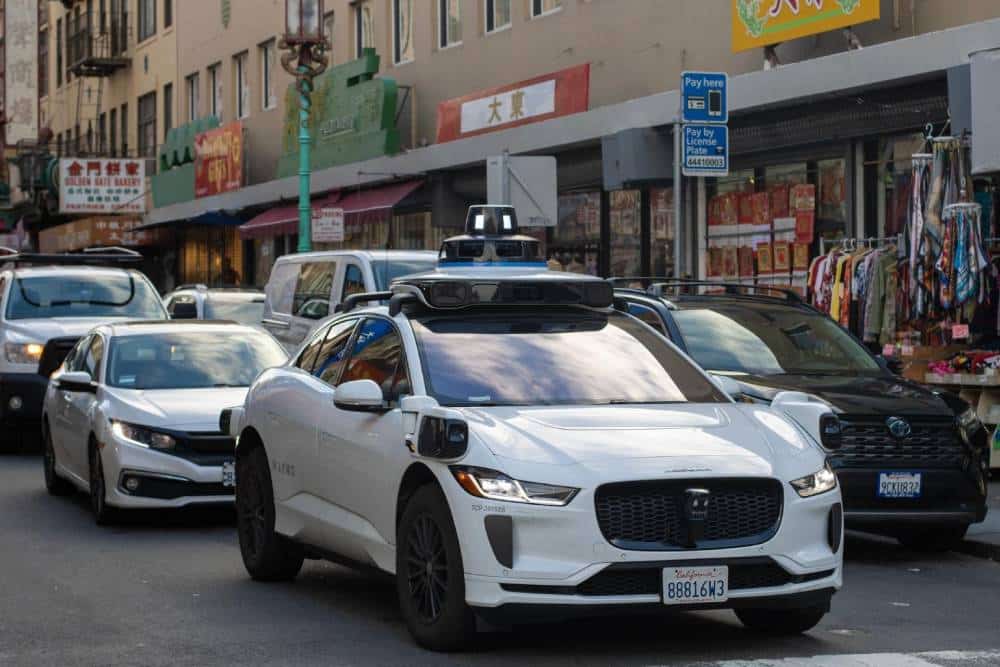 https://autogreeknews.gr/wp-content/uploads/2026/09/waymo-robotaxi-drive.jpg