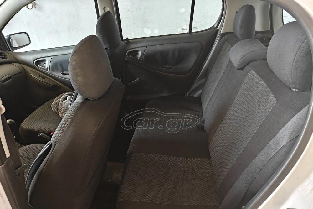 https://autogreeknews.gr/wp-content/uploads/2026/10/Toyota-Yaris-2003-used-6.jpg