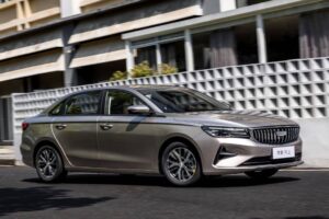 Η Geely ανανεώνει την πιο προσιτή «λιμουζίνα» της