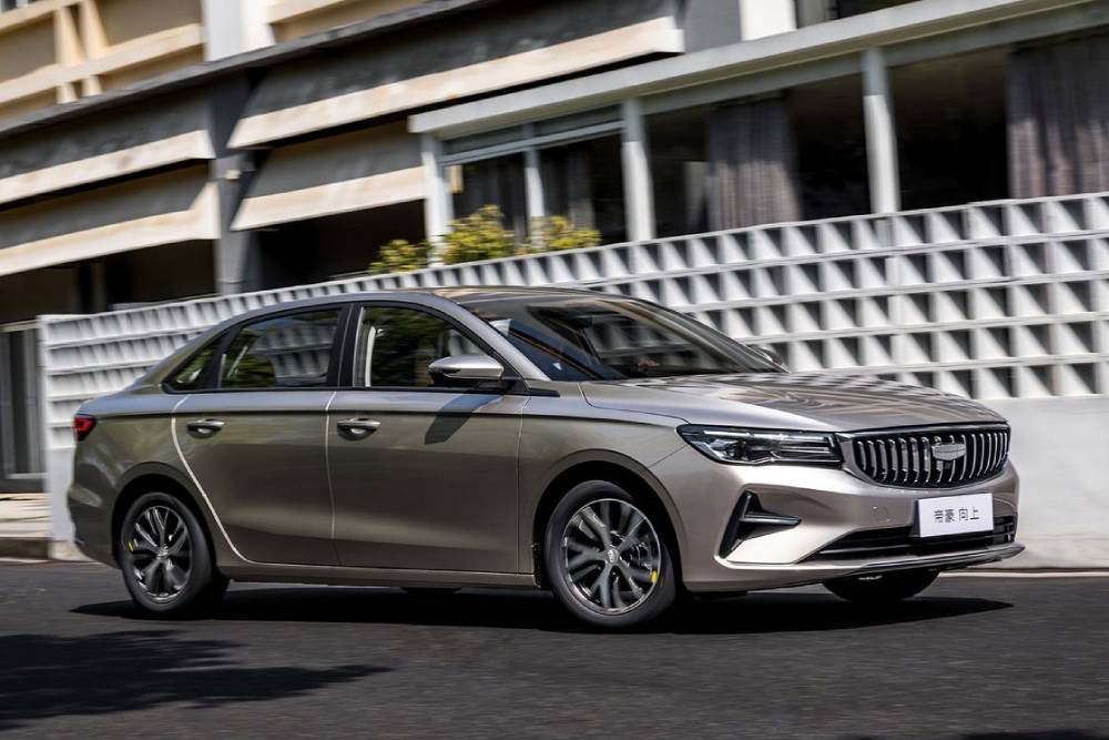Η Geely ανανεώνει την πιο προσιτή «λιμουζίνα» της