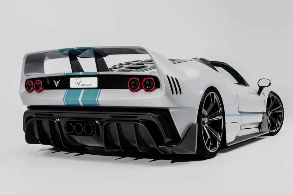 https://autogreeknews.gr/wp-content/uploads/2026/10/ferrari-v4x-spyder-venuum-concept-white-turquoise-.jpg