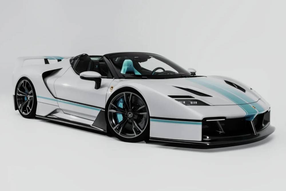 https://autogreeknews.gr/wp-content/uploads/2026/10/ferrari-v4x-spyder-venuum-concept-white-turquoise-1.jpg