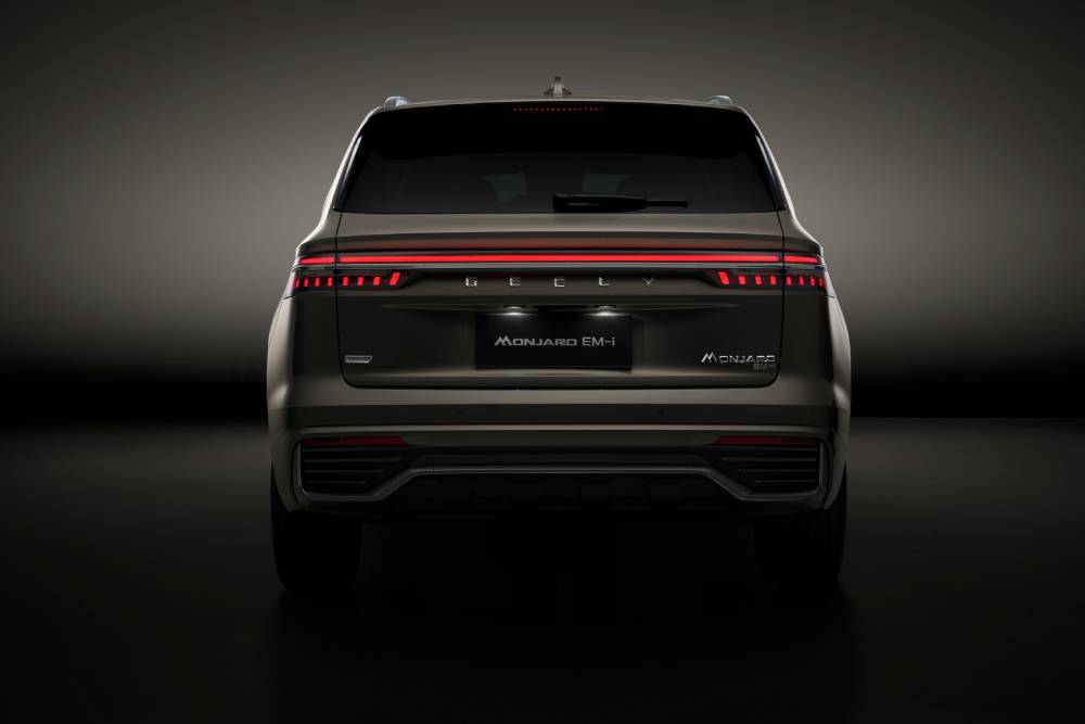 https://autogreeknews.gr/wp-content/uploads/2026/10/geely-monjaro-emi-teaser-back-highres-1.jpg