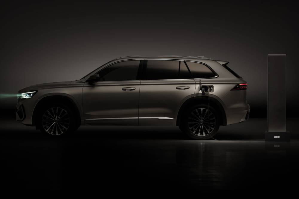 https://autogreeknews.gr/wp-content/uploads/2026/10/geely-monjaro-emi-teaser-side-highres-1.jpg