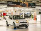 BMW και Mini βολτάρουν μόνα τους στα εργοστάσια