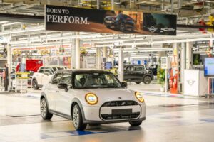 BMW και Mini βολτάρουν μόνα τους στα εργοστάσια