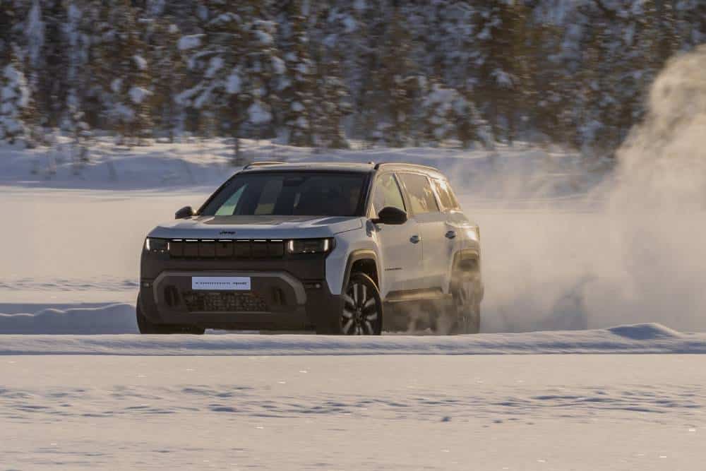 https://autogreeknews.gr/wp-content/uploads/2026/10/new-compass-4xe-sport-1-1.jpg