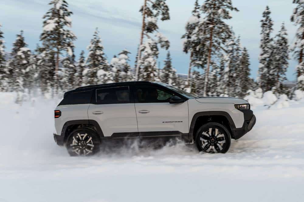 https://autogreeknews.gr/wp-content/uploads/2026/10/new-compass-4xe-sport-3-1.jpg