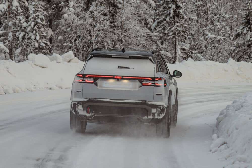https://autogreeknews.gr/wp-content/uploads/2026/10/new-compass-4xe-sport-5-1.jpg