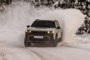 Το νέο Jeep Compass 4xe σπάει τον πάγο με 375 άλογα (+video)