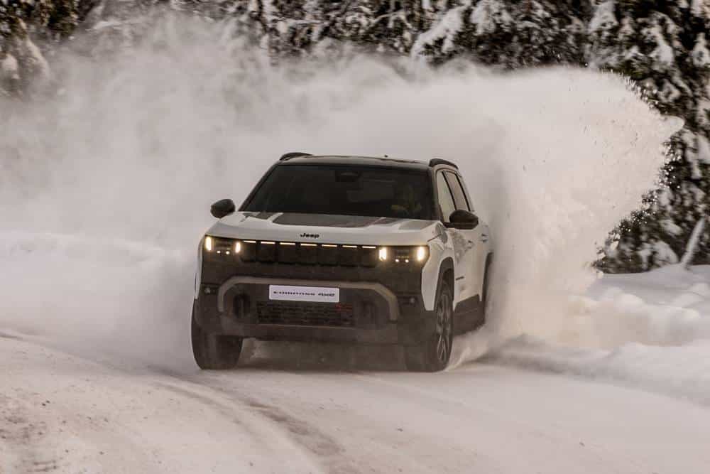 Το νέο Jeep Compass 4xe σπάει τον πάγο με 375 άλογα (+video)