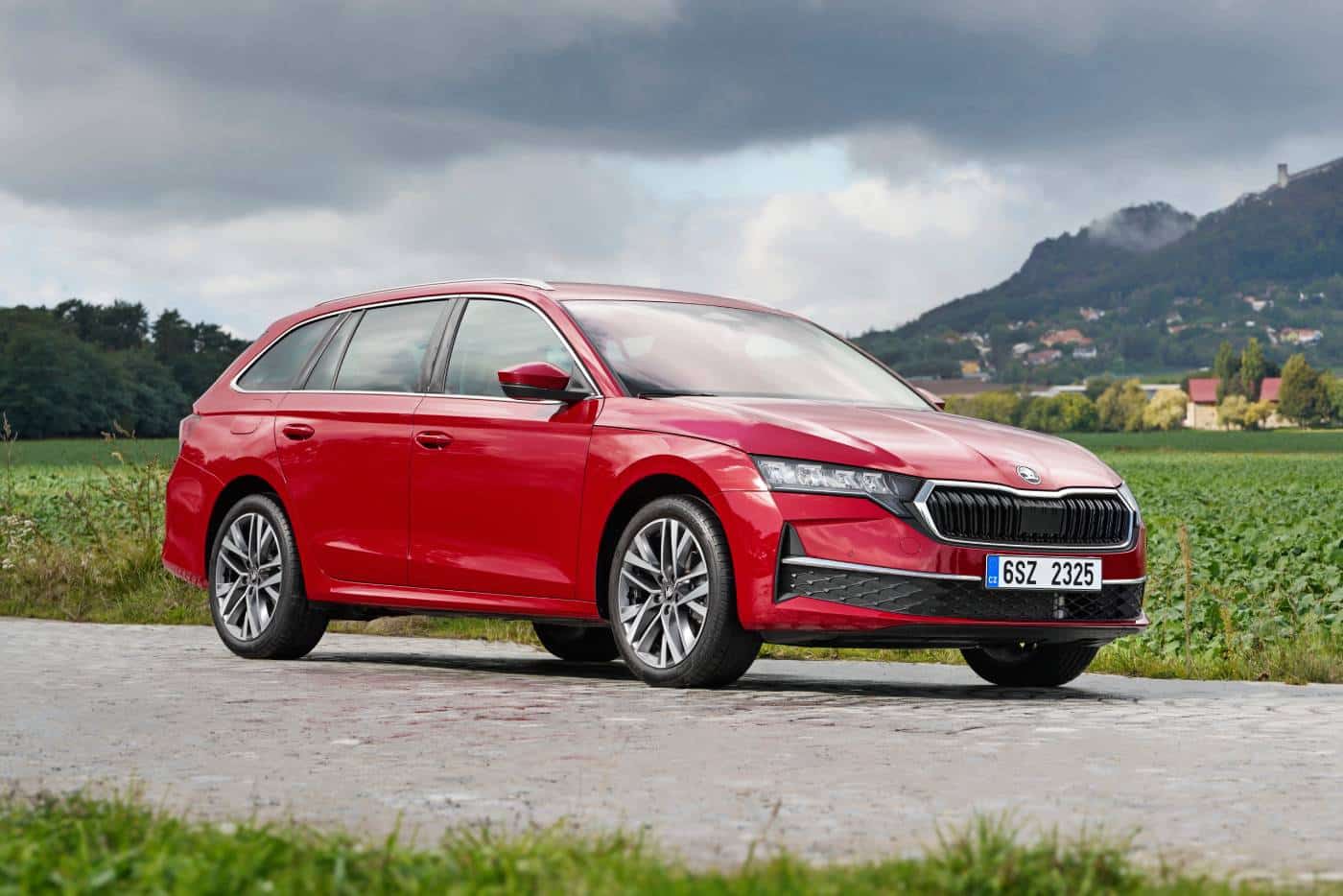 Η Skoda Octavia αποκτά για πρώτη φορά full hybrid κινητήρα